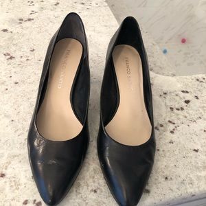Kitten heel pump shoe